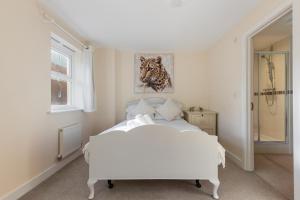 4Bed House Redhill Train Station