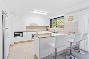 Burleigh Headland 2 Bedroom Stay, just a stones throw from the beach!