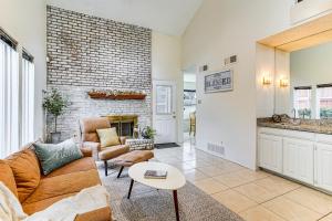 4 Mi to AT&T Stadium: Fort Worth Townhome!