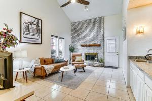4 Mi to AT&T Stadium: Fort Worth Townhome!