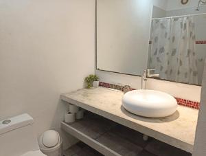 TR3S by Walter de la Renta