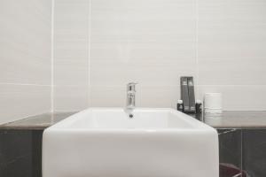 Gorgeous and Cozy Studio at West Vista Apartment By Travelio