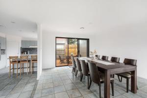 Hearthstone Haven - Spacious Beachside Group Getaway