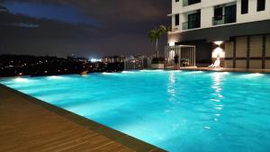 Hidayah Homestay near UKM and KTM station with high speed wifi - pool & river view
