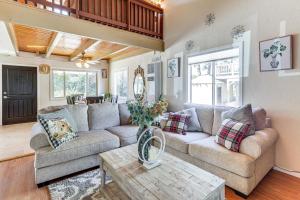 Home with 2 Decks - 2 Mi to Lake Gregory Dog Park!