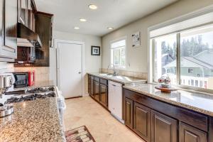 Home with 2 Decks - 2 Mi to Lake Gregory Dog Park!