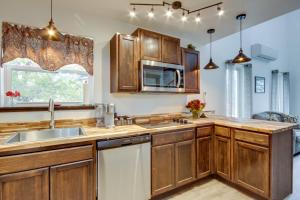 Mtn-View Gem with Grill 2 Mi to Dtwn Livingston