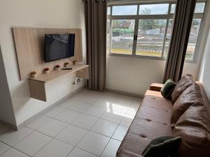 Confortável e Mobiliado 2 dorm proximo a praia da Enseada Ap 12