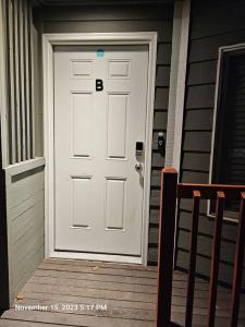 Marine B Two Bedrooms One-Half Bathrooms Townhouse - 3hvězdičkové hotely ve městě Everett