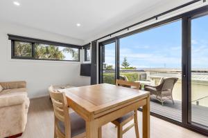 Azure Studio - Ocean Glimpses - 3 Mins Walk to Beach