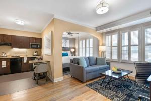 King Suite with Sofa Bed and Kitchenette - Street View - Non-Smoking room in BEST WESTERN PLUS Hawthorne Terrace Hotel