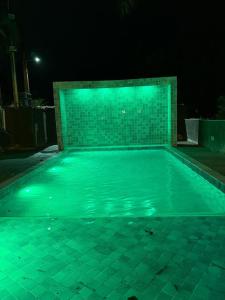 Casa com piscina aquecida, Condomínio a beira mar