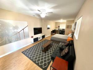 Central Private King Suit Washer Dryer 2 Miles to Hospital