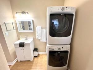 Central Private King Suit Washer Dryer 2 Miles to Hospital