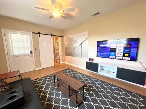 Central Private King Suit Washer Dryer 2 Miles to Hospital