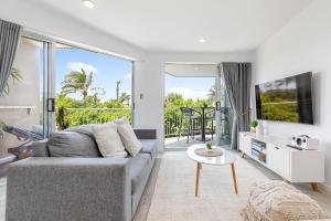 Andari Apartment 2, Sunshine Beach, Beachfront Street and just steps to Surf-club