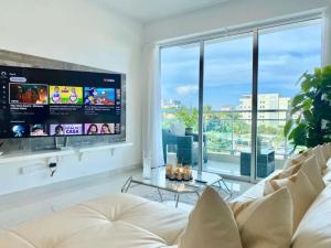 Upscale City Center Apt, Pool