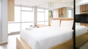 Best Deal and Smart Living Studio at Grand Sungkono Lagoon Apartment By Travelio - Kedurus