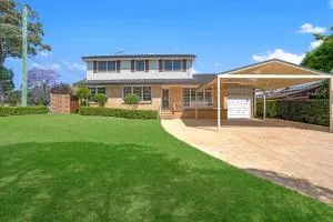 Sunny 5BR House with Private Pool in Carlingford - Beecroft