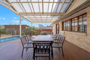 Sunny 5BR House with Private Pool in Carlingford