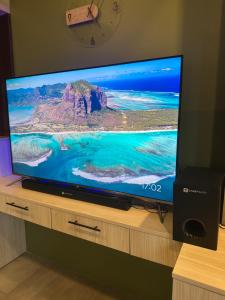 QLED 55 inch TV, 220 Mbps, Coffee Pods, King Bed 3 mins walking distance to LRT 2 station, 10 mins drive to Robinson Magnolia Mall