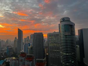 BRAND NEW Casa Airabella with Netflix & Makati City Skyline