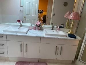 Renovated 4 bedrooms 20 sleeps Shopping Center