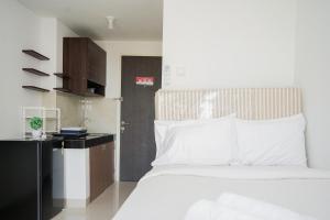 Comfy and Minimalist Studio Room at Serpong Garden Apartment By Travelio