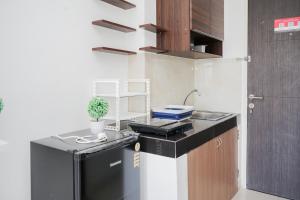 Comfy and Minimalist Studio Room at Serpong Garden Apartment By Travelio