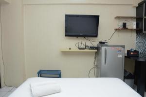 Minimalist Studio Room at Kebagusan City Apartment By Travelio