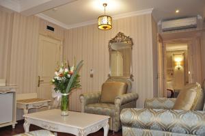 Family Room with Sea View room in Muyan Suites