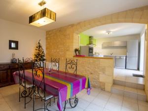 Maisons de vacances Maison au calme avec jardin, proche de Sarlat - Ideale pour familles et activites en plein air. - FR-1-616-295 : photos des chambres