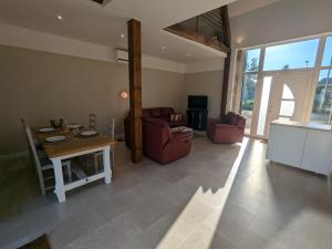 Maison de charme rénovée au cœur du Val de Loire avec parking et wifi inclus - FR-1-590-526