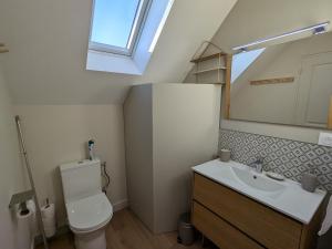 Maisons de vacances Maison de charme renovee au coeur du Val de Loire avec parking et wifi inclus - FR-1-590-526 : photos des chambres