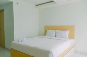 Comfortable and Minimalist Studio at Amethyst Apartment By Travelio