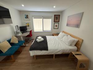 Private 1 bedroom apartment near beach and shops