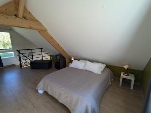Maisons de vacances Gite paisible en Sologne avec jardin et parking prive - FR-1-590-525 : photos des chambres