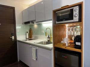 BRAND NEW Casa Airabella with Netflix & Makati City Skyline