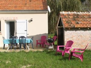Maisons de vacances Gite paisible en Sologne avec jardin et parking prive - FR-1-590-525 : photos des chambres