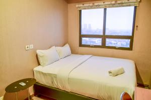 Nice and Cozy 2BR Apartment at Atria Residence Gading Serpong By Travelio
