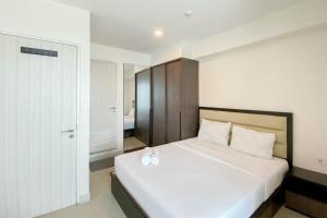 Chic and Cozy 2BR Grand Kamala Lagoon Apartment By Travelio