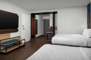 Queen Room with Two Queen Beds - Mobility Access room in Tru by Hilton Columbus East Broad