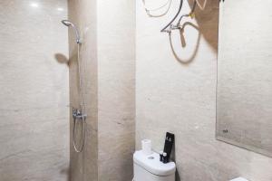Luxurious and Comfy 2BR at Vida View Makassar Apartment By Travelio