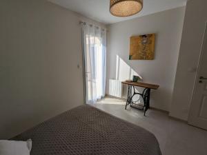 Maisons de vacances Gite paisible en Sologne avec jardin et parking prive - FR-1-590-525 : photos des chambres
