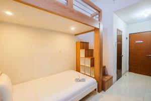 Comfort Studio Room with Bunk Bed at Dave Apartment By Travelio
