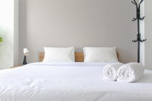 Cozy Living Studio Room at Urbantown Serpong Apartment By Travelio