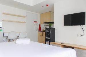 Cozy Living Studio Room at Urbantown Serpong Apartment By Travelio