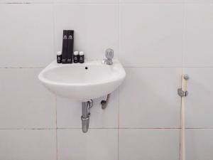 Simply Good Studio No Kitchen Apartment at Aeropolis Residence By Travelio