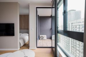 Grzybowska 13th Floor Glamour Apartment by BookingHost