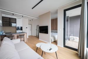 Grzybowska 13th Floor Glamour Apartment by BookingHost